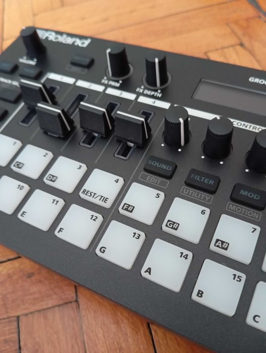 Roland MC-101 Groovebox Drum machine Sintetizator