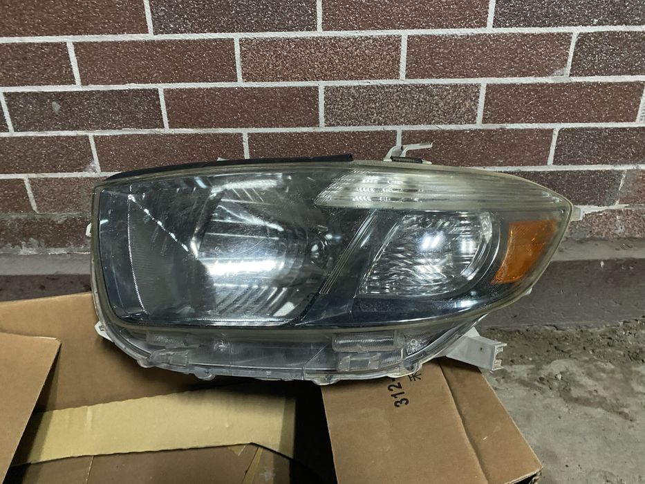 Фары Тойота  Хайландер 2007 года