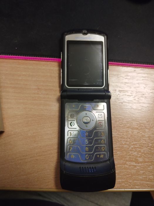 Подам Motorola razer V3 б/у, ретро