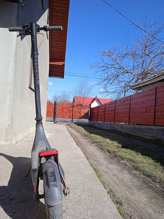 Vând trotineta viteza maxima 25km/h autonomie 25km/h  se incarca in 5