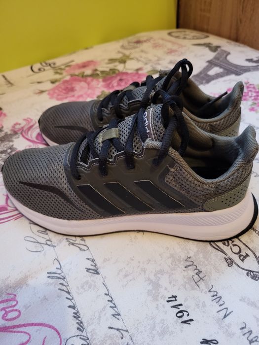 Маратонки адидас