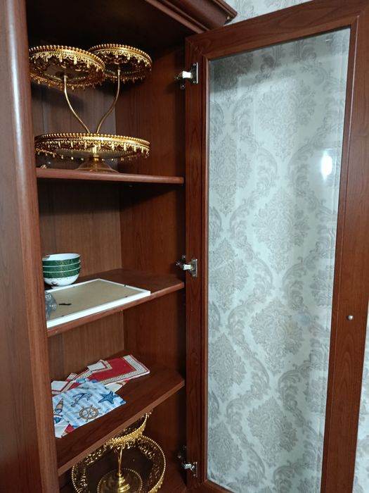 Продам современный сервант