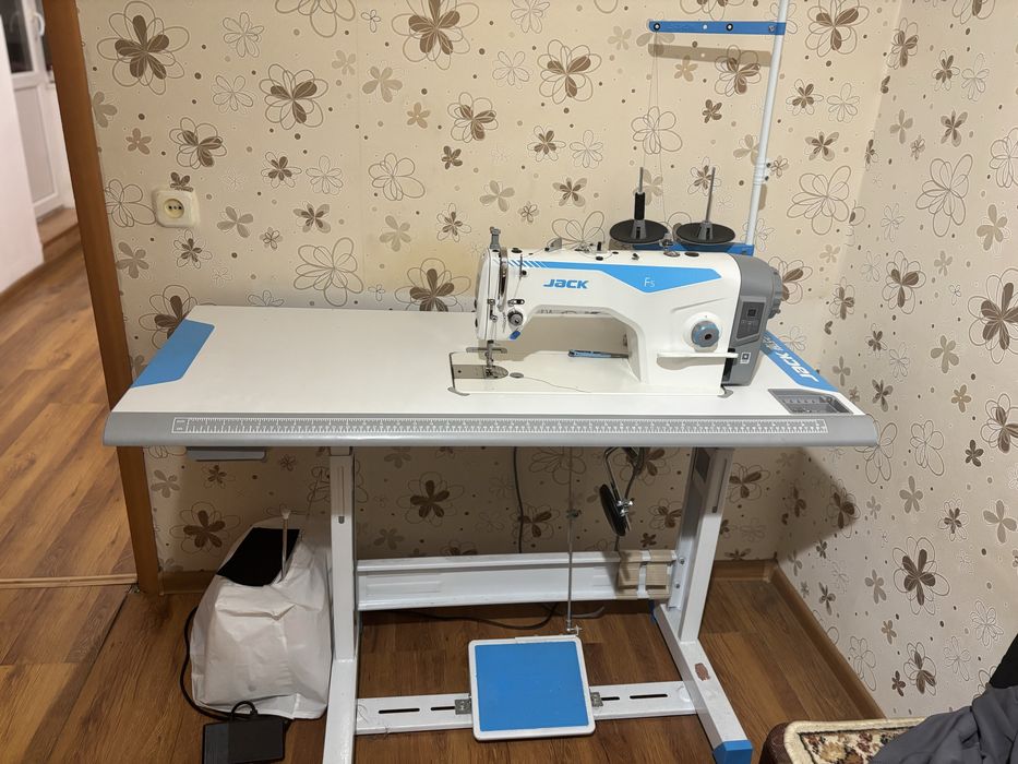 Продается швейная машина и оверлог