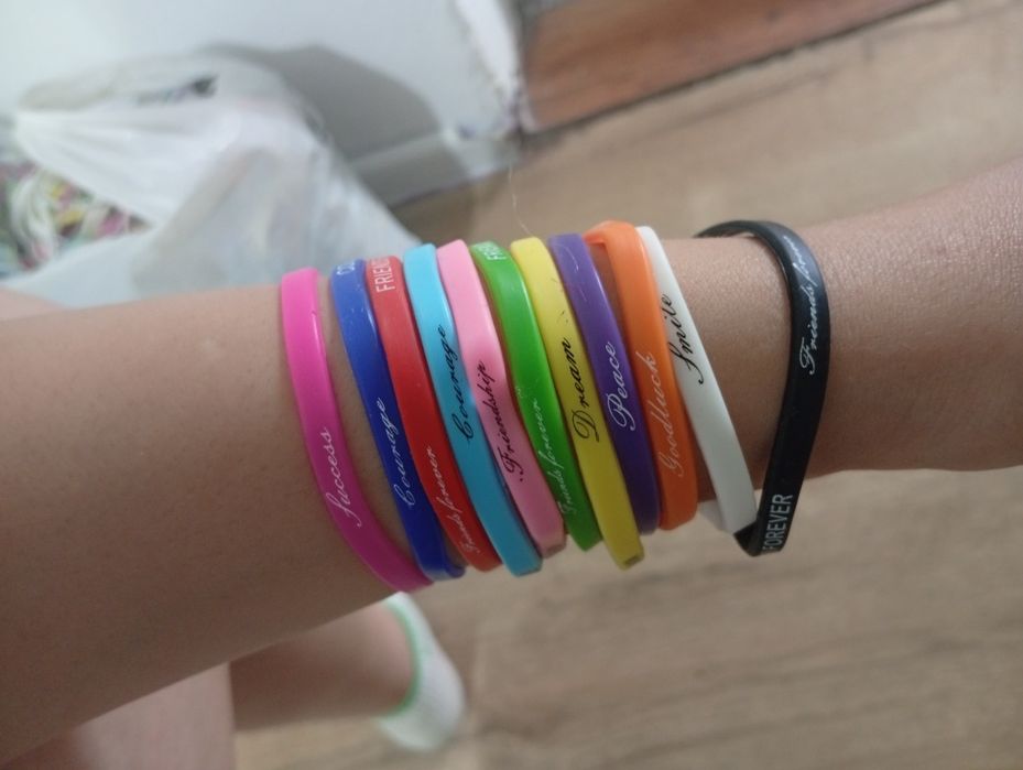 Set 11 brățări colorate cu mesaje
