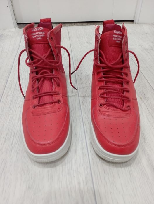 Продам красные кроссовки взрослые