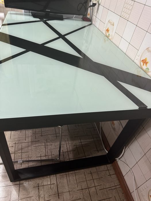 Стол стеклянный  на каркасе