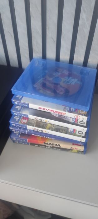 Продам PS 4 PRO.