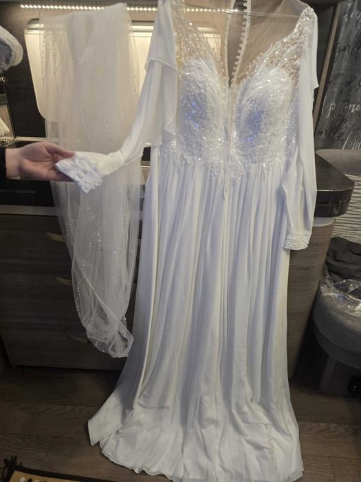 Vand rochie de mireasa cu tot cu voal care este nepurtat (M-L) marime rochie