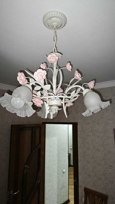 продается люстра и светильники