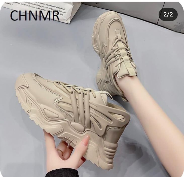 Новые кроссовки разные