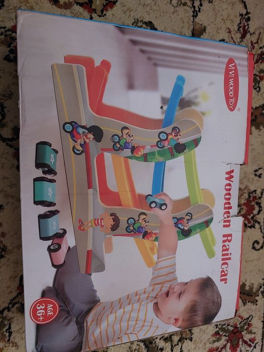 Игра автотрек деревянный скоростной в отличном состоянии.