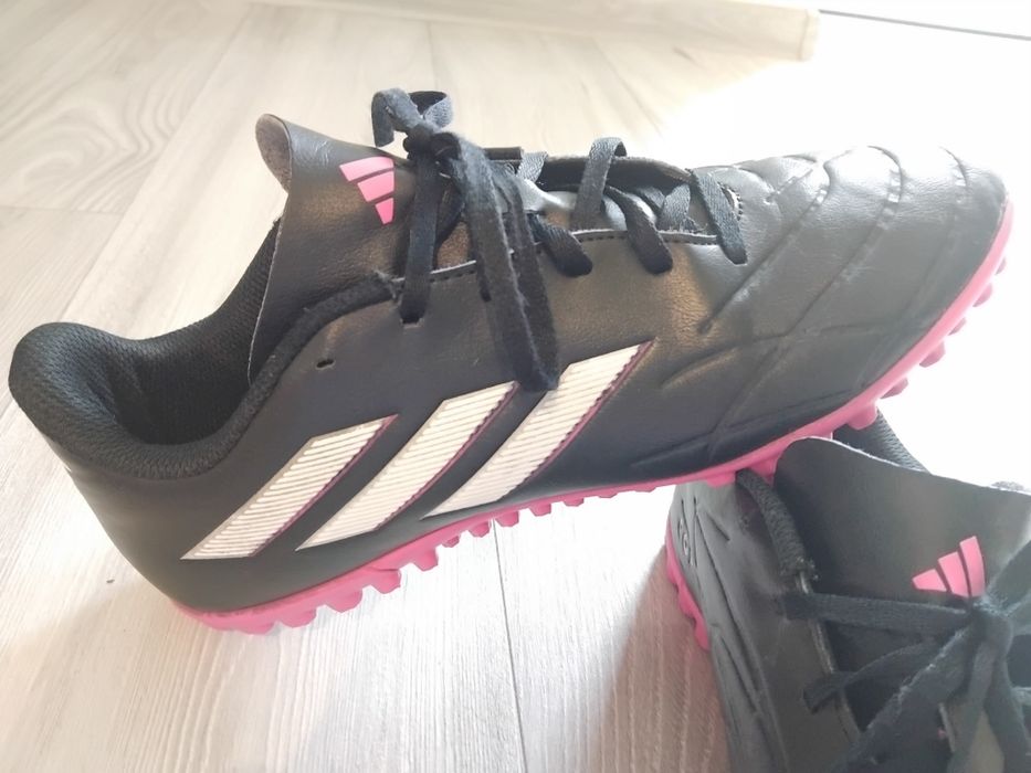 Футболни обувки  Адидас