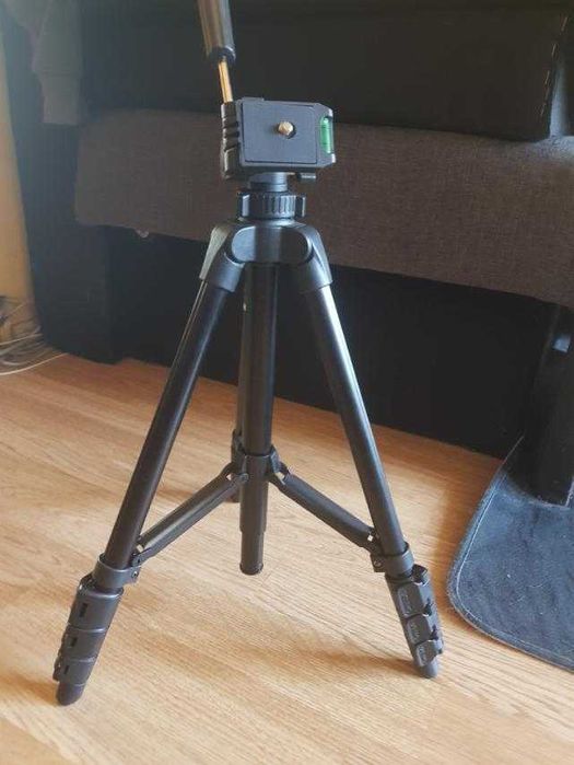 Продавам Фотоапарат Canon EOS 2000 със стойка