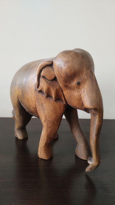 Много голям, тежък и реалистичен слон от дърво.
