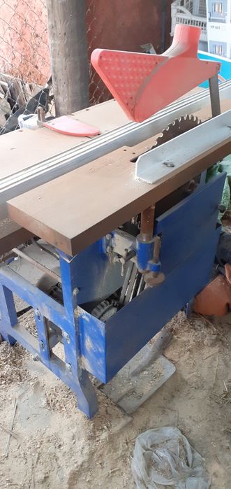 Деревообраватывующий станок