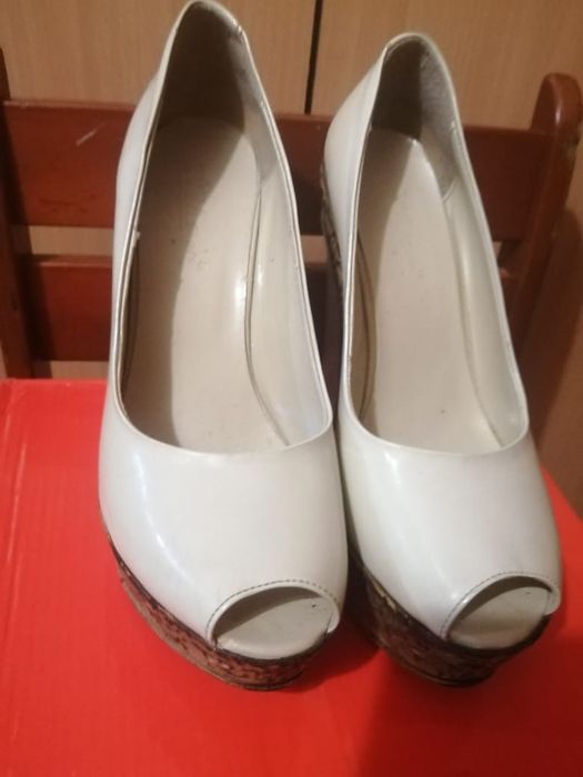 Продам туфли на высокой платформе