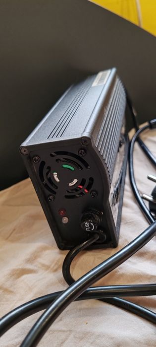 Продавам зарядно 24V за AGM акумулатори