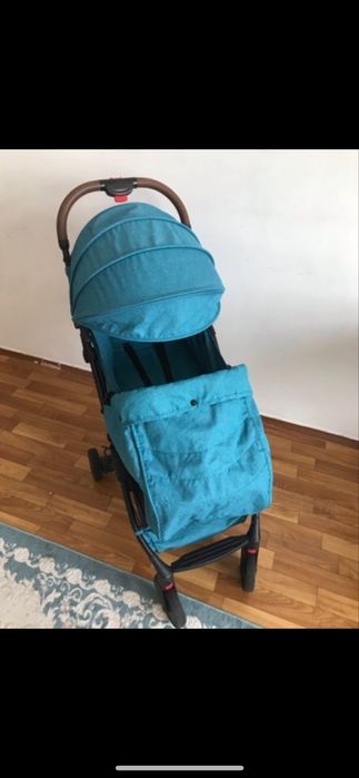 Продам легкую прогулочную коляску