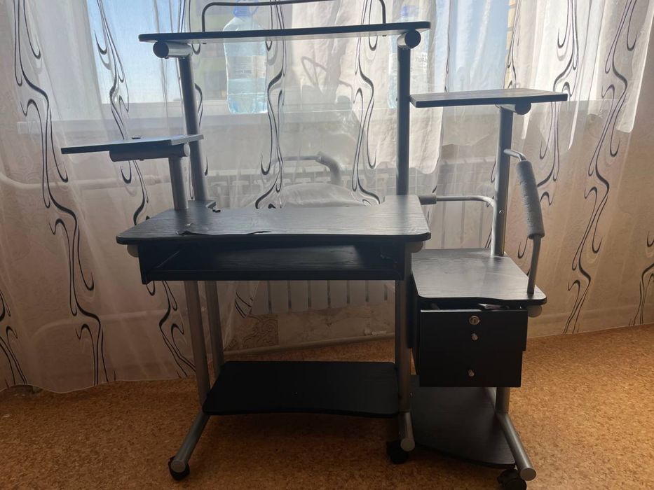 Стол писменный с полкам