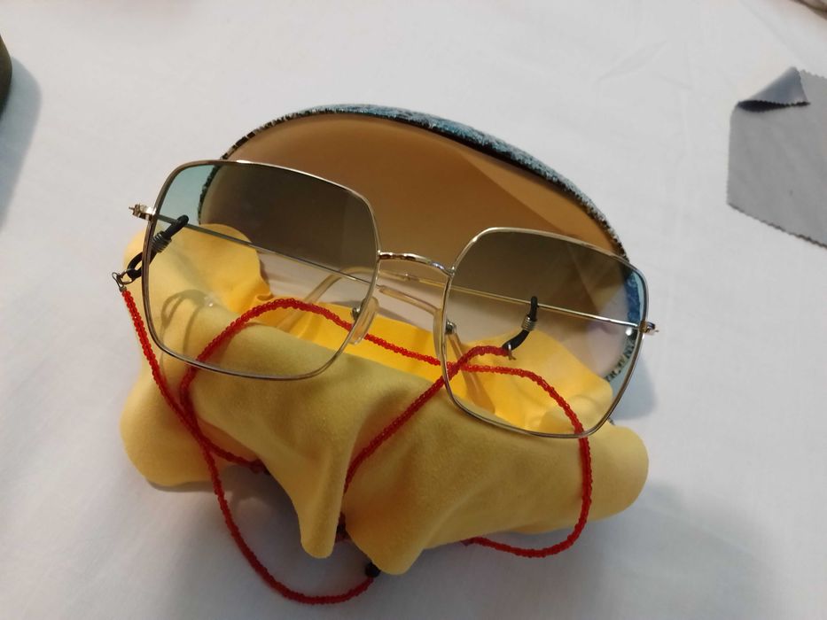 Продавам слънчеви очила