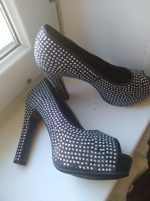 Продам туфли со стразами очень красивая