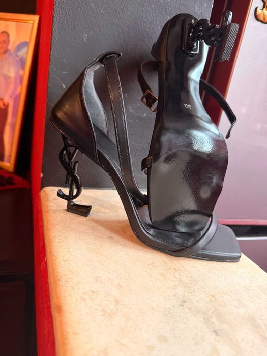 Чисто нови дамски обувки с ток