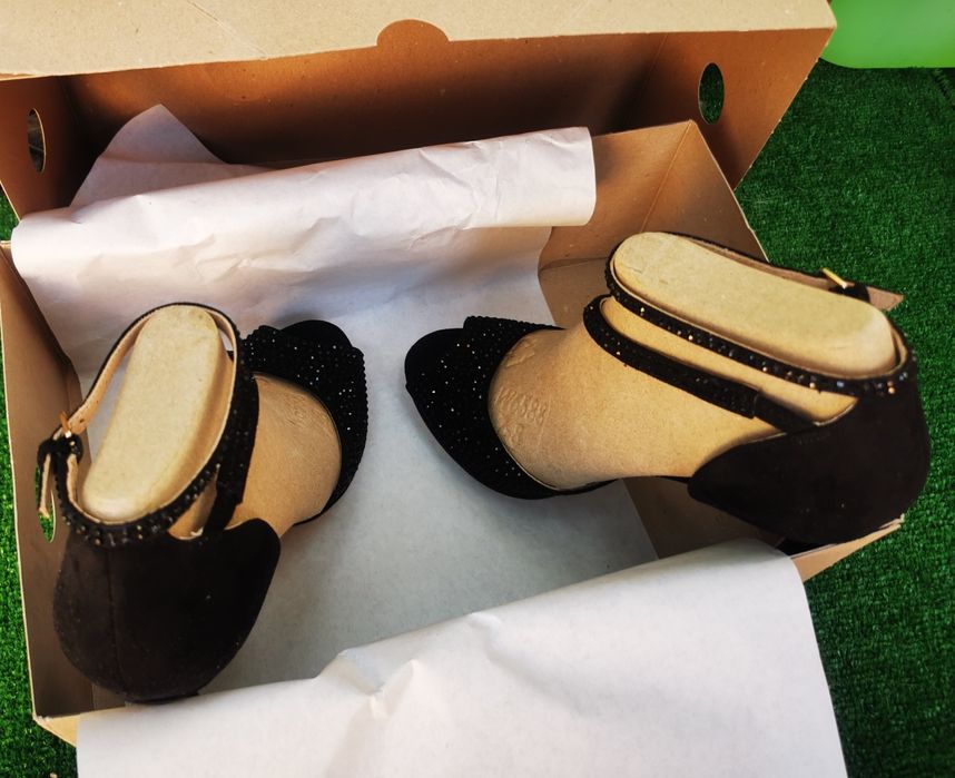 Sandale Guess negre , nr 37, elegamte cu toc inalt, la jumatate pret