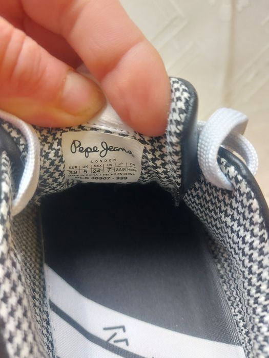 Дамски черни кожени обувки.