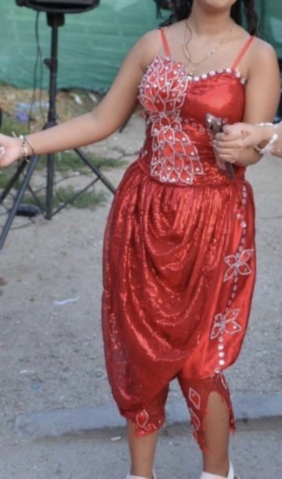 Червени шалвари.