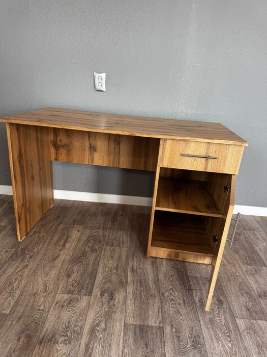 Продам офисную мебель (столы + стулья)