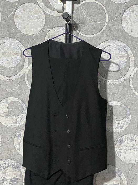 черный двубортный костюм