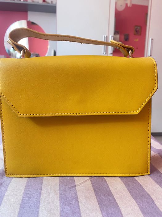 Жълта дамска чанта