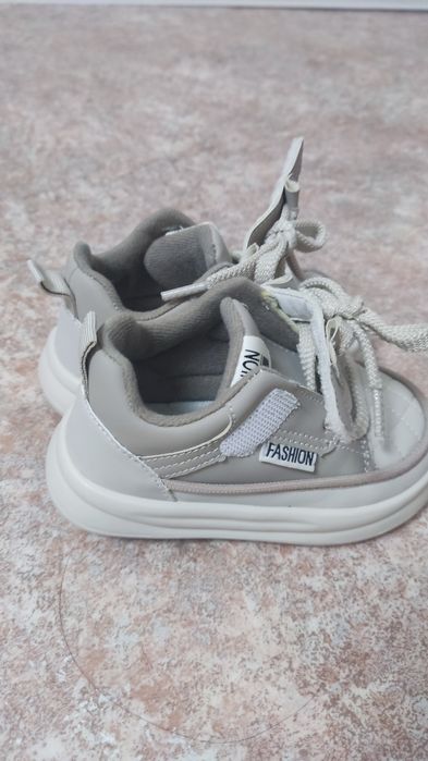 Продам детские кроссовки