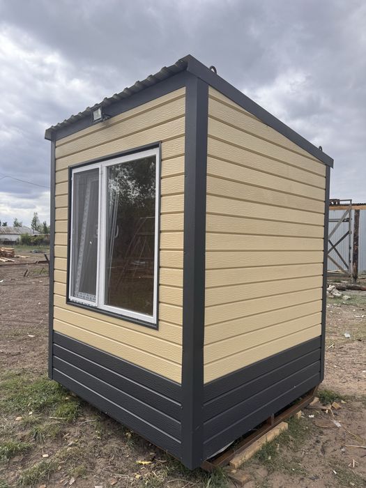 Продаётся утеплённая бытовка размером 2,5 × 2,5 м.