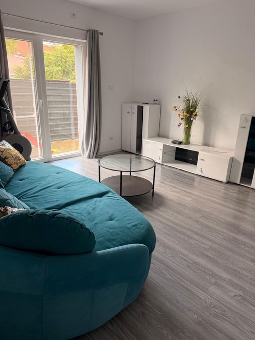 Apartament cu 3 camere decomandate, luminos, cu curte, centrala proprie si aer conditionat, la 15 min de UVVG