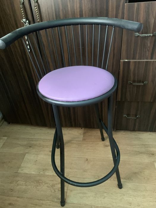 Продам барный стул и стол для девочки
