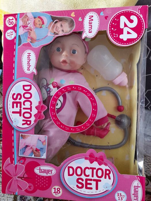 Кукла бебе и кукла с лекарски принадлежности