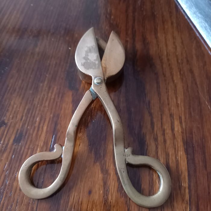 Ножица за свещи .