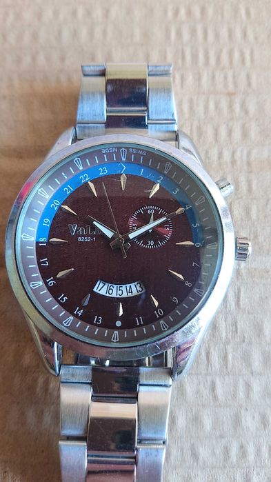 Голям масивен работещ кварцов часовник Valia 8252 .
