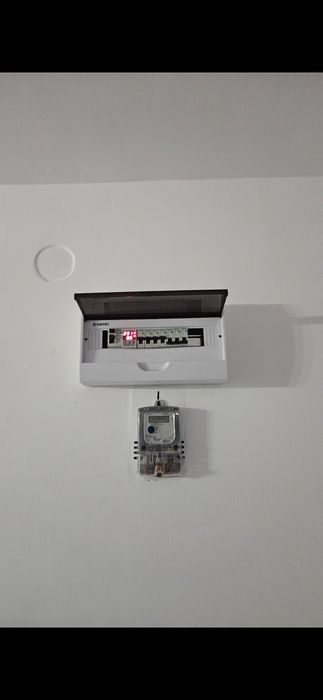 Realizez instalatii electrice.