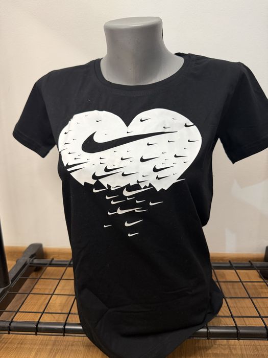 Спортно елегантни тениски