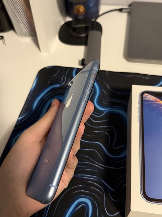 iPhone XR Blue 64GB пълен комплект подарък три калъфа
