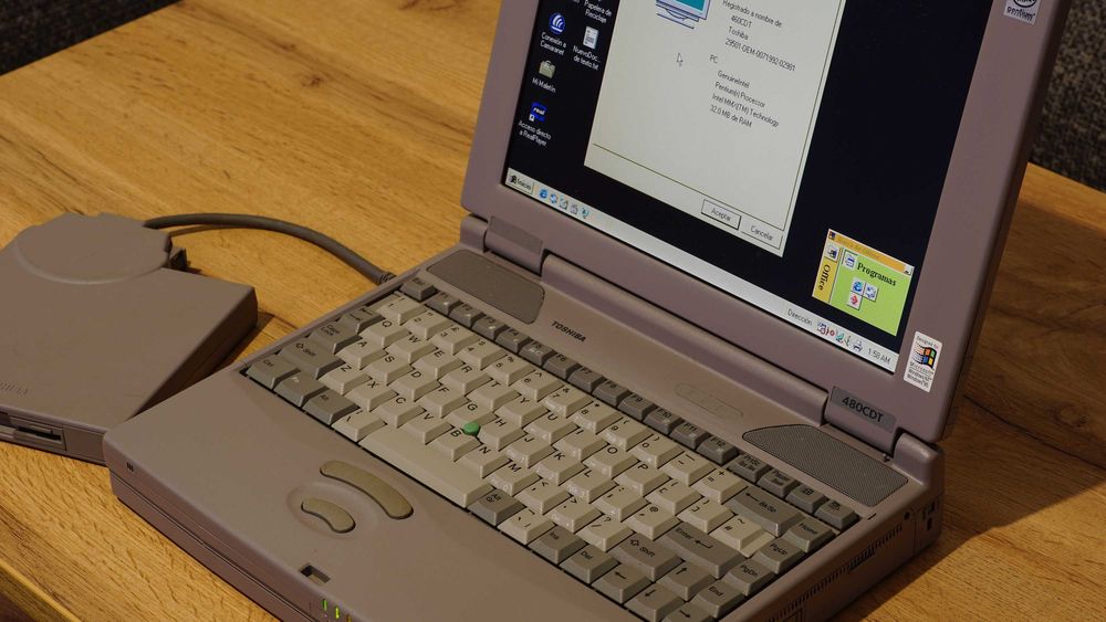 Laptop vintage Toshiba Satellite Pro 480CDT - functional