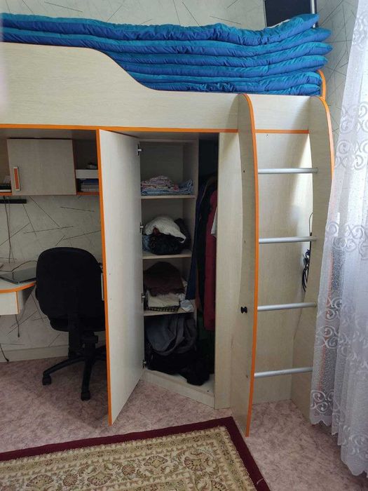 продается двухъярусный кровать с шкафом