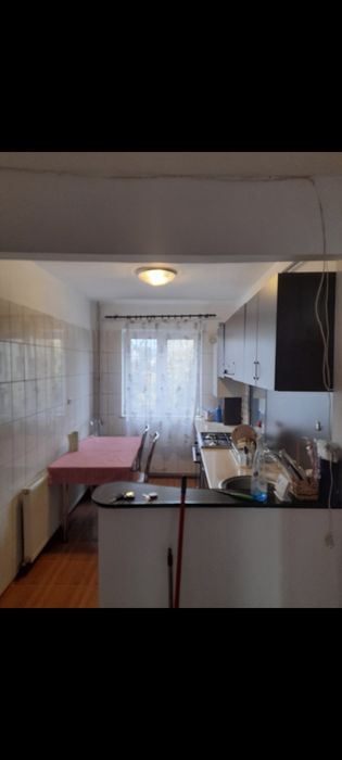 Apartament cu 3 camere de închiriat