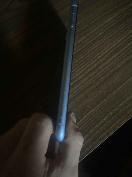 Vand iphone xr in stare buna saptele e doar spart