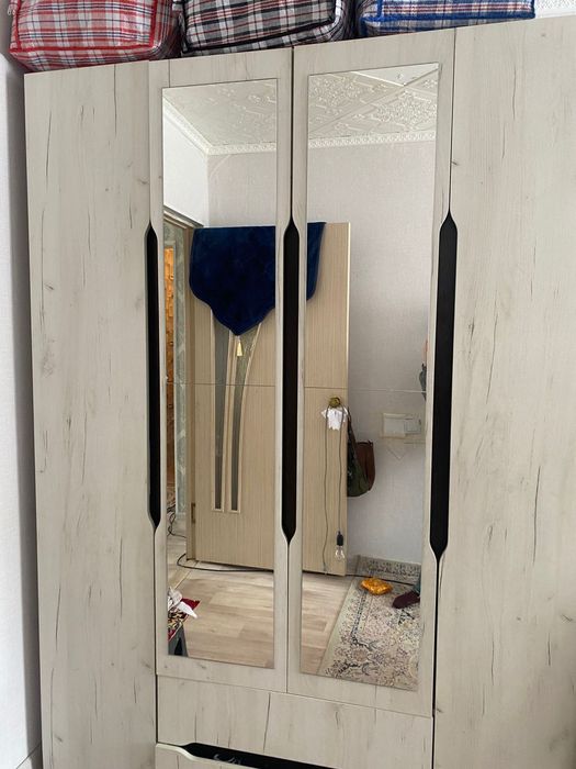 бежевый шкаф с зеркалом