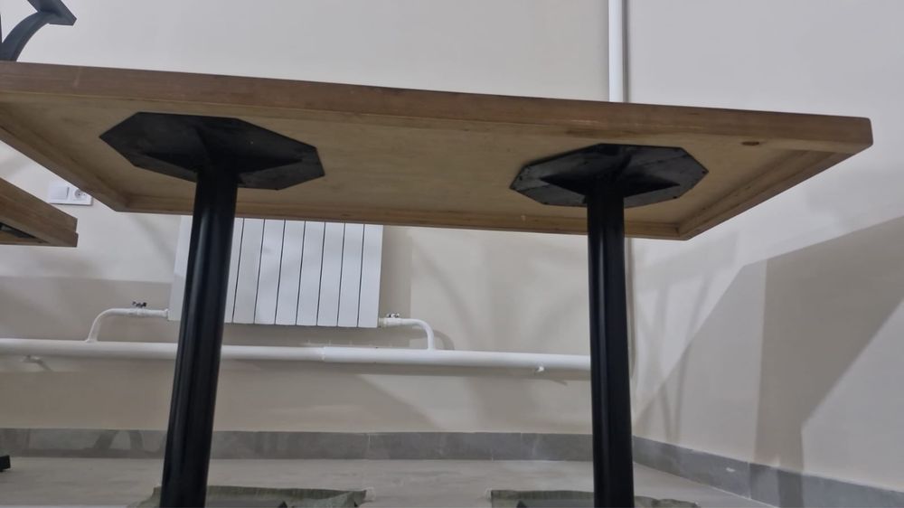 Продам стол с железными ножками