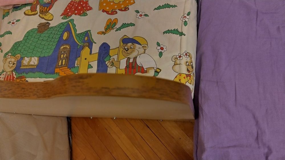 Продавам две детски легла .