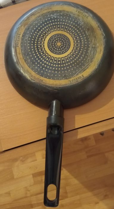 Set 3 tigăi antiaderente cu capac  folosite ,in stare foarte buna